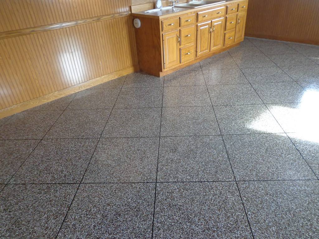 Epoxy garage floor with a tile-like pattern